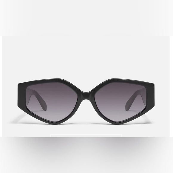 Quay hot gossip geometric black frame smoke lens sunglasses and canvas pouch new main image 6
